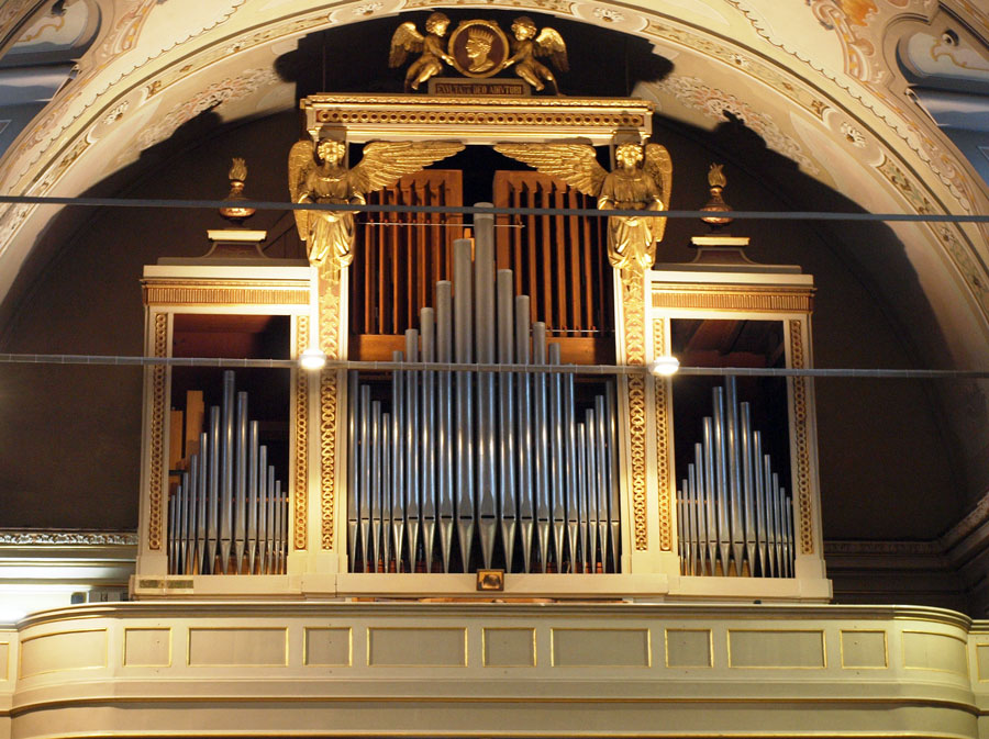 L'organo della chiesa Parrocchiale di S. Ambrogio in Merate
