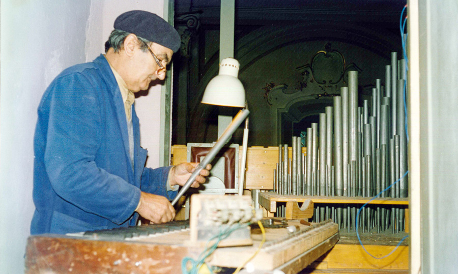 Alessandro Corno al lavoro verso la metà degli anni ’90 all’organo di Ripalta Arpina (CR).