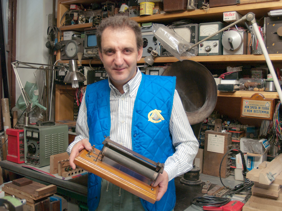 Serafino Corno nel suo laboratorio