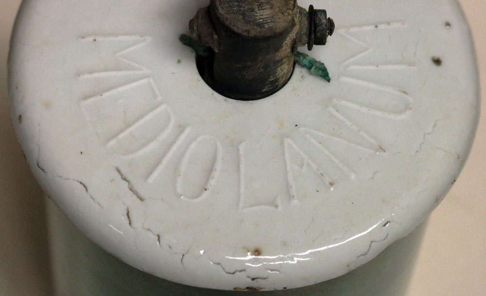 fig.2 Il coperchio di porcellana con la scritta MEDIOLANUM in rilievo.