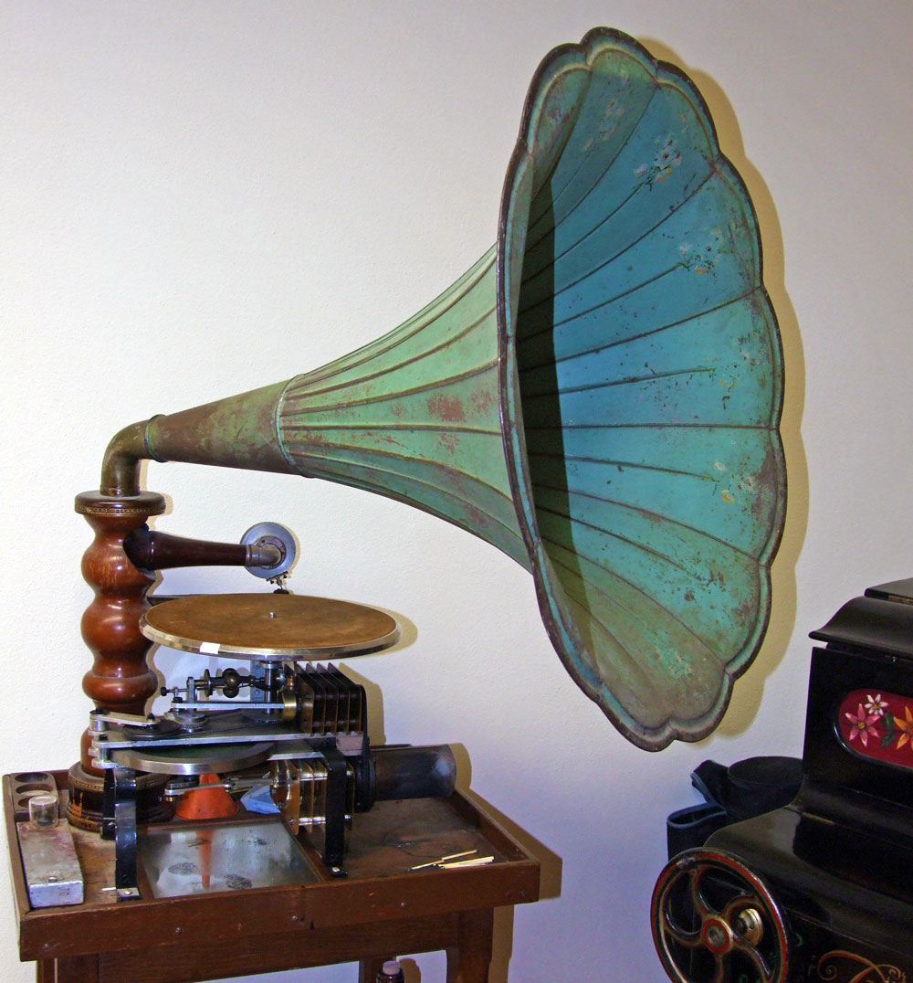 -fig.7 Fotografia del grammofono con motore “Stirling” conservato a Villa Silvia.