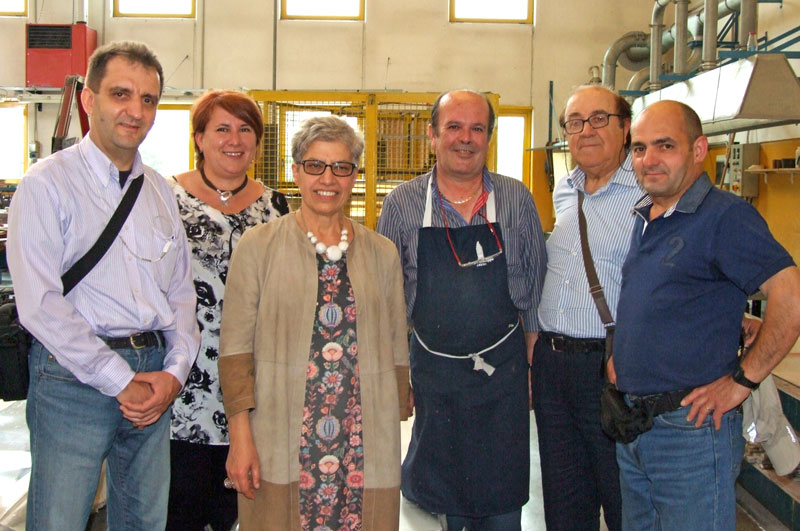 La foto ricordo del “gruppo Brianzolo” presso la ditta Scotti; da sinistra Serafino Corno, la moglie di Luca Scotti Sig.ra Carmen Sali l’Assessore Sig.ra Giusi Spezzaferri, Luca Scotti, il prof. Guido Marchetti e Donato Corno.