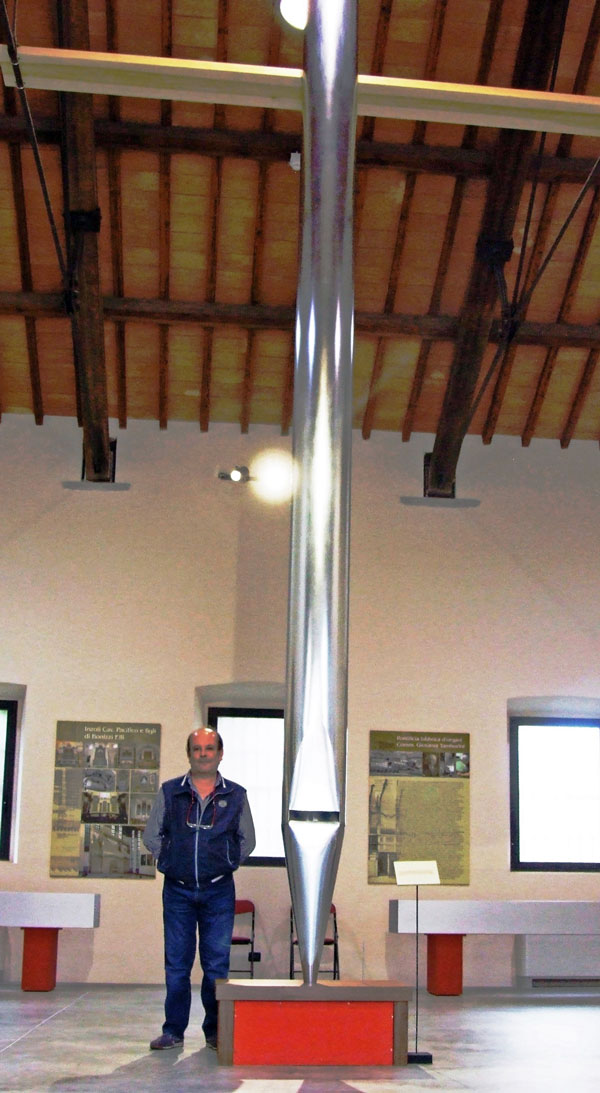 Luca Scotti e la grande canna da 32 piedi realizzata nella sua ditta per il museo di arte organaria della città di Crema.