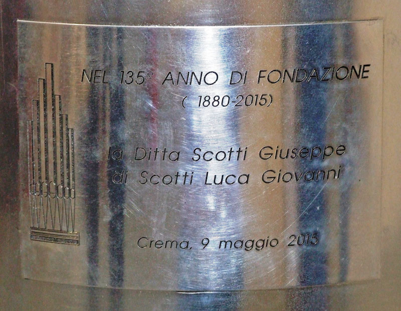 La targa applicata alla canna di Fig. 28 che ricorda il 135° anniversario di fondazione della ditta Scotti (1880 – 2015) e l’inaugurazione del museo di Crema avvenuto il 9 maggio 2015.