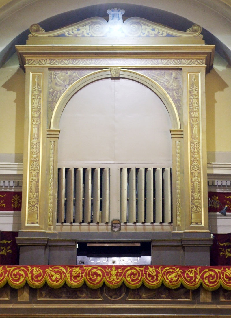Organo della chiesa di Galgiana, con le canne nascoste dietro le griglie a vista.