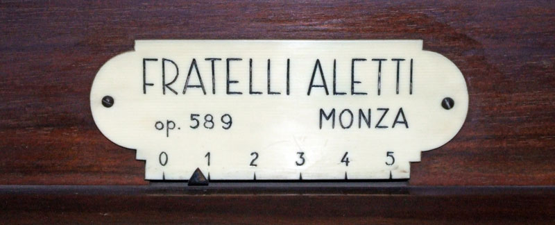 Targhetta avvitata sulla consolle, riportante la scritta “Fratelli Aletti, Monza, op. 589”.