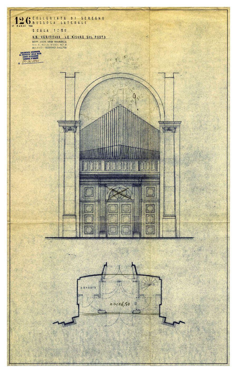 Questo disegno cela una piccola e sconosciuta storia che riguarda la diversa conformazione prospettica delle canne di facciata attuali rispetto al progetto iniziale. Il disegno che qui riportiamo è quello originale dell’anno 1966 proveniente dalla documentazione di archivio custodita dalla ditta Alessandro Corno. Il progetto, effettuato da un importante studio come quello del Dott. Arch. Luigi Brambilla che aveva lo studio nel pieno centro storico di Milano, mostra come doveva apparire l’andamento delle canne di facciata nei tre corpi d’organo della collegiata di Seregno. Come è possibile constatare, le canne di facciata, che attualmente stanziano sulla mensola dei tre corpi d’organo, hanno un andamento totalmente diverso dal progetto originale proposto dallo studio di architettura milanese. Pochi sanno che, in accordo con l’allora Parroco della Collegiata di Seregno Mons. Luigi Gandini, su consiglio di Corno Alessandro, l’andamento delle canne di facciata fu totalmente rivisto per rompere la monotonia della linearità discendente del progetto iniziale. Il disegno riporta infatti le correzioni dell’epoca, effettuate a matita sulle canne di facciata centrali, che rispecchiano in modo identico la situazione prospettica attuale. (la situazione attuale la si vede i copertina del pieghevole - immagine successiva)