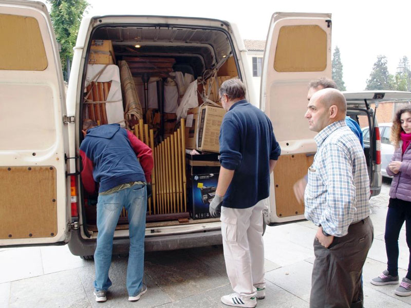 Figura 35 - Il nostro arrivo sulla piazza di palazzo grosso, Sergio e Filippo Corno (titolari della ditta “Il Restauro” che hanno gentilmente offerto il trasporto) controllano che tutti i materiali siano in ordine.