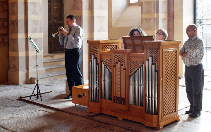 Figura 23 - Un momento del concerto: da sinistra il trombettista Stefano Casiraghi, mia figlia Greta e mio fratello Donato che sono stati indispensabili per girare le pagine della musica all’organista Flavia Crotta (al centro) e a inserire i registri dell’organo per modificare i vari effetti sonori dello strumento seguendo la letteratura musicale.