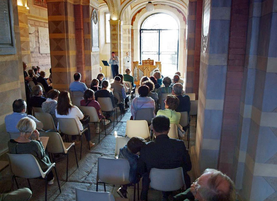 Figura 24 - Fotografia del pubblico presente al concerto che si è svolto sotto gli stupendi portici dell’ingresso di Palazzo Grosso. L’acustica del sito, che ha ospitato per la prima volta un concerto, si è rivelata magnifica in diversi punti di ascolto sorprendendo così tutti i presenti.