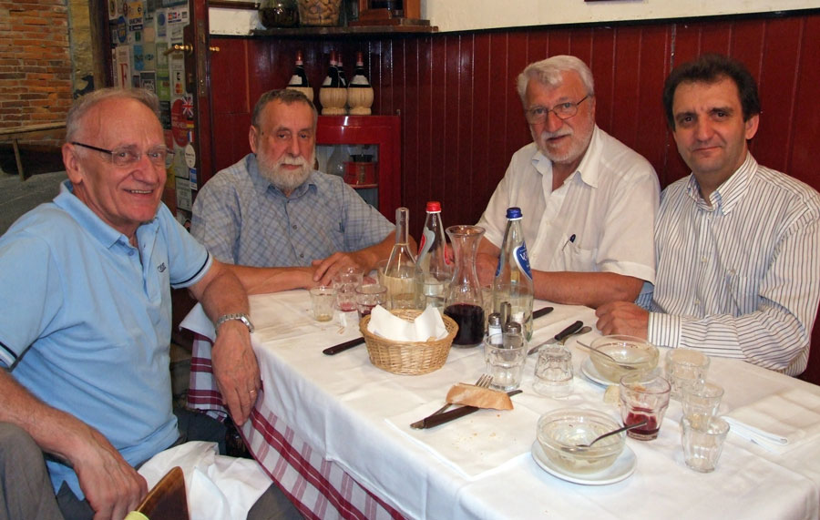Figura 10 - Fotografia scattata nella medesima trattoria. Da sinistra: Ferrero, Pria, il Prof. Fausto Casi e il sottoscritto. 