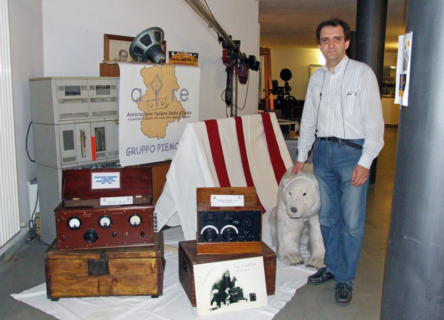 Figura 11 - Fotografia con le apparecchiature radio, portate appositamente al museo di Arezzo da Andrea Ferrero capogruppo AIRE del Piemonte/Valle d’Aosta; sono repliche perfette della leggendaria radio di Biagi, quelle della famosa “Tenda Rossa” che permisero il salvataggio degli esploratori del dirigibile Italia, dati erroneamente per dispersi sul pack.