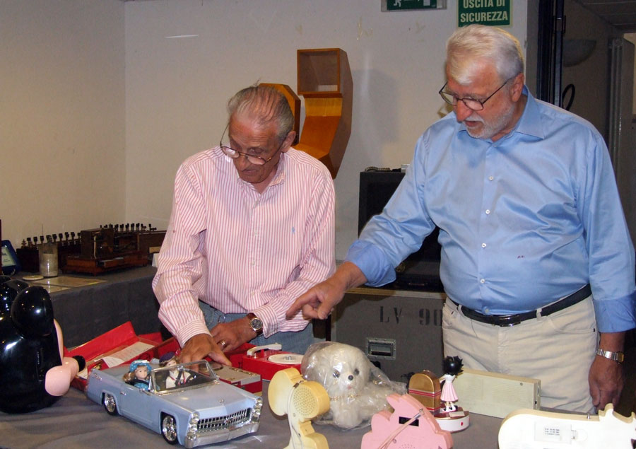 Figura 14 - Il socio Ivo Ciagli sulla sinistra e il Prof. Fausto Casi sulla destra; entrambi stavano discutendo animatamente su una particolare radio a transistor.