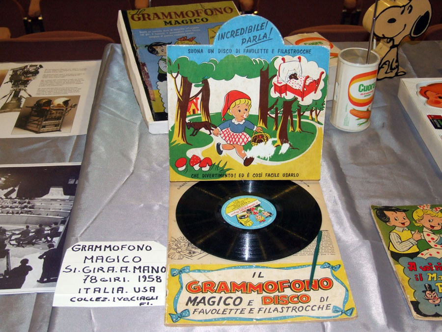 Figura 15 - Un curioso grammofono della collezione di Ivo: per ascoltare le favole incise sul disco bisogna mettersi d’impegno e girare il disco manualmente!