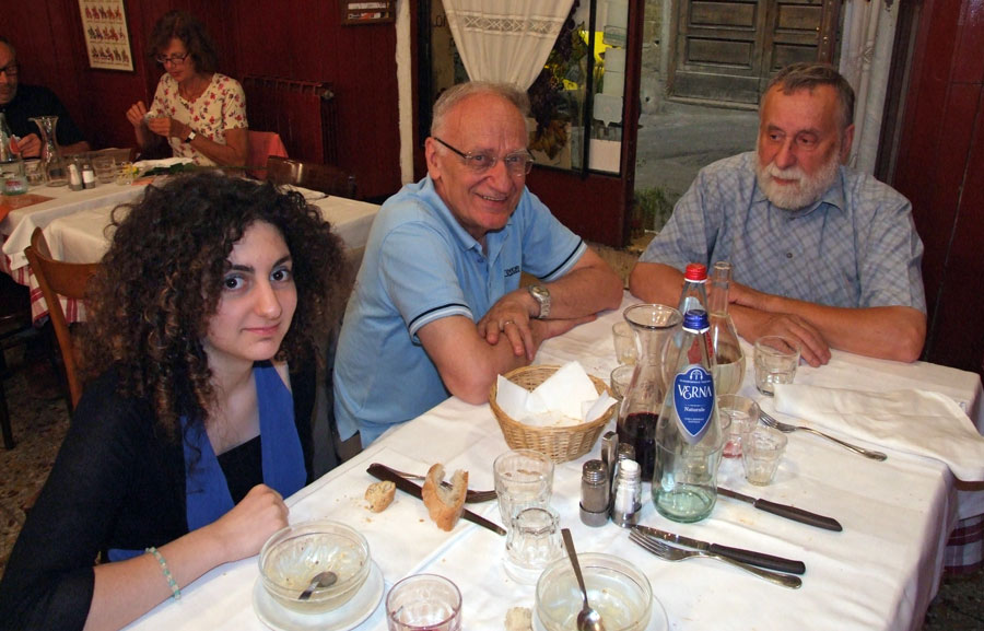 Figura 9 - La cena serale di venerdì 12 Giugno 2015 alla locale trattoria vicino al museo. Da sinistra: mia figlia Greta, Andrea Ferrero e Carlo Pria.