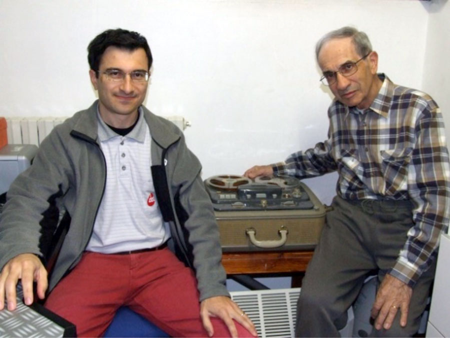 Figura 6. Il padre Egidio Calloni con il figlio Mario durante la fase di conversione dei brani musicali.