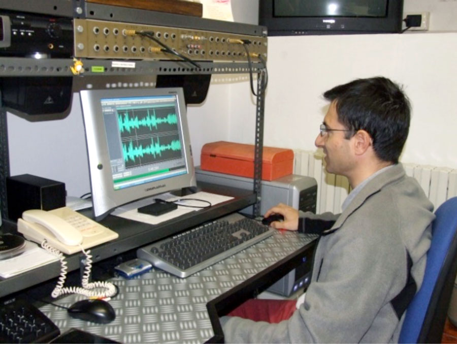 Figura 7. Mario Calloni nella paziente fase di equalizzazione e pulizia digitale del suono con apposito software dedicato.