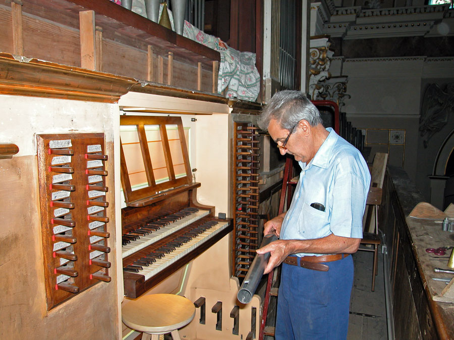 Alessandro Corno osserva una canna d'organo della Basilica di Lecco