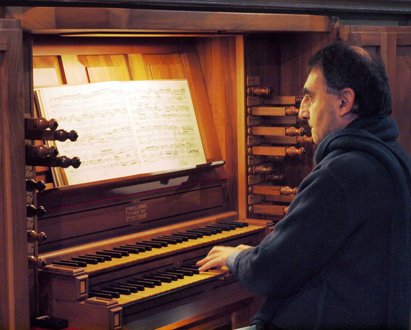 L’organista Walter Mauri mentre si esibisce all’organo di Merate.