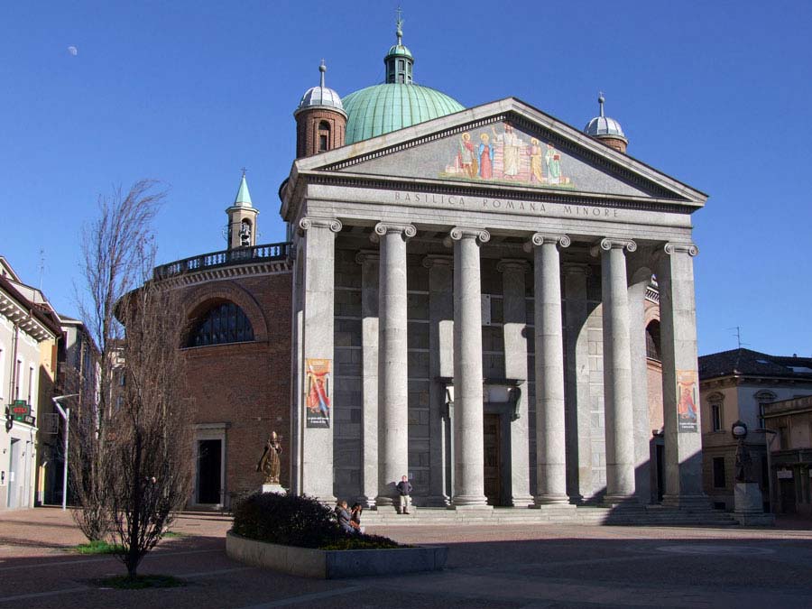 La maestosa facciata della Basilica di Seregno che si apre sulla piazza antistante.