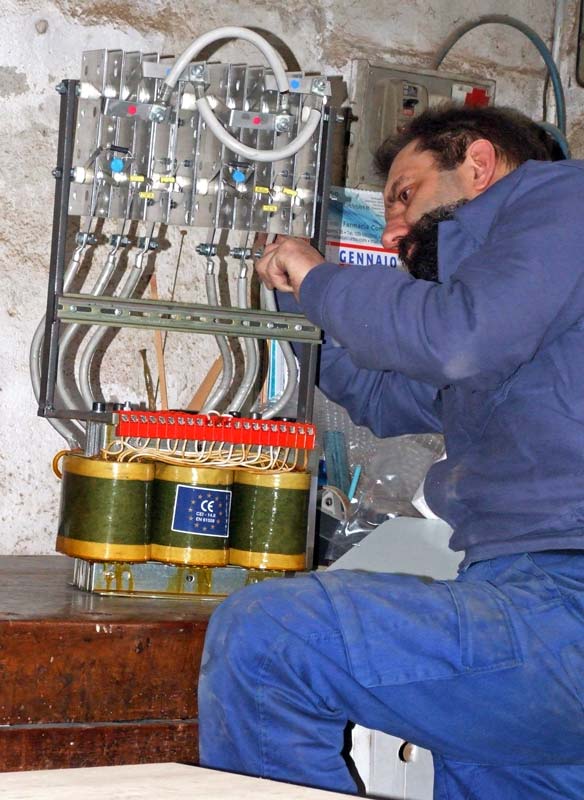 Montaggio e collegamento del raddrizzatore trifase di potenza del Grande Organo della Collegiata di Seregno.