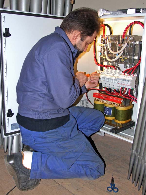 Montaggio e collegamento del raddrizzatore trifase di potenza del Grande Organo della Collegiata di Seregno.