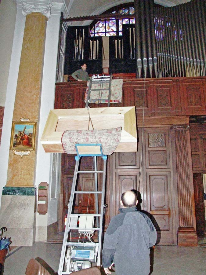 Montaggio di uno dei mantici nell’organo Espressivo-Positivo della Collegiata di Seregno.