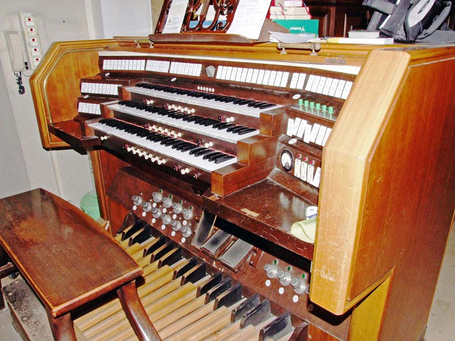 Vista della parte esterna della consolle elettromeccanica a tre tastiere del grande organo della Collegiata di Seregno.