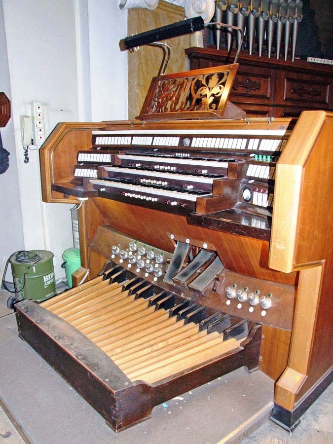 Vista della consolle elettromeccanica del grande organo della Collegiata di Seregno prima dello smontaggio.