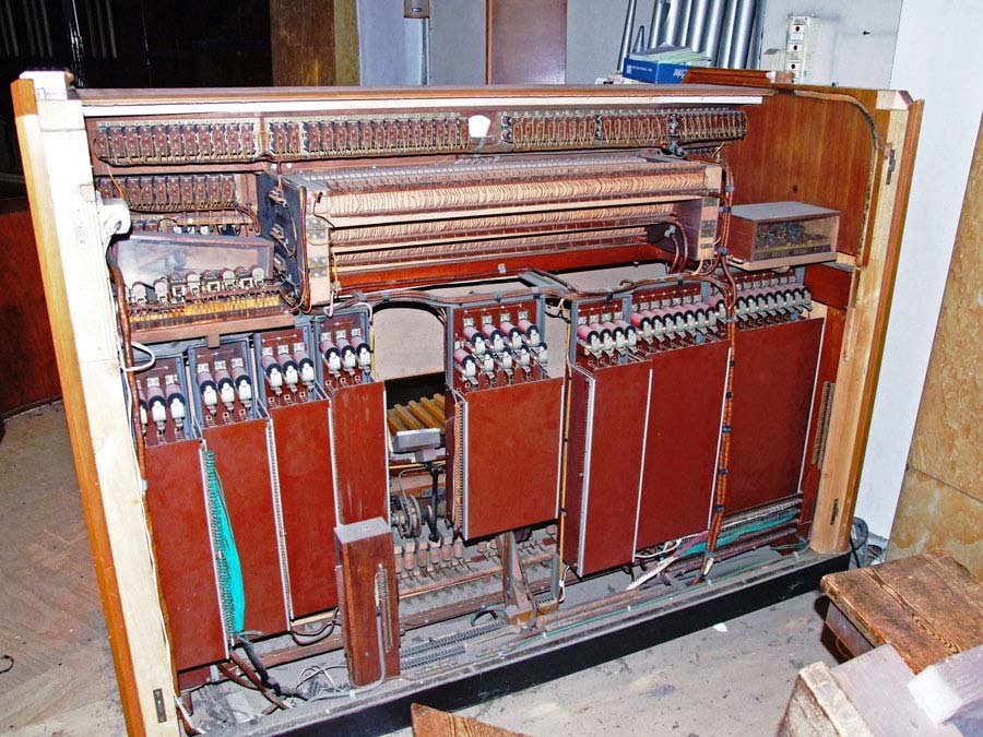 Parte interna della consolle elettromeccanica del grande organo della Collegiata di Seregno.