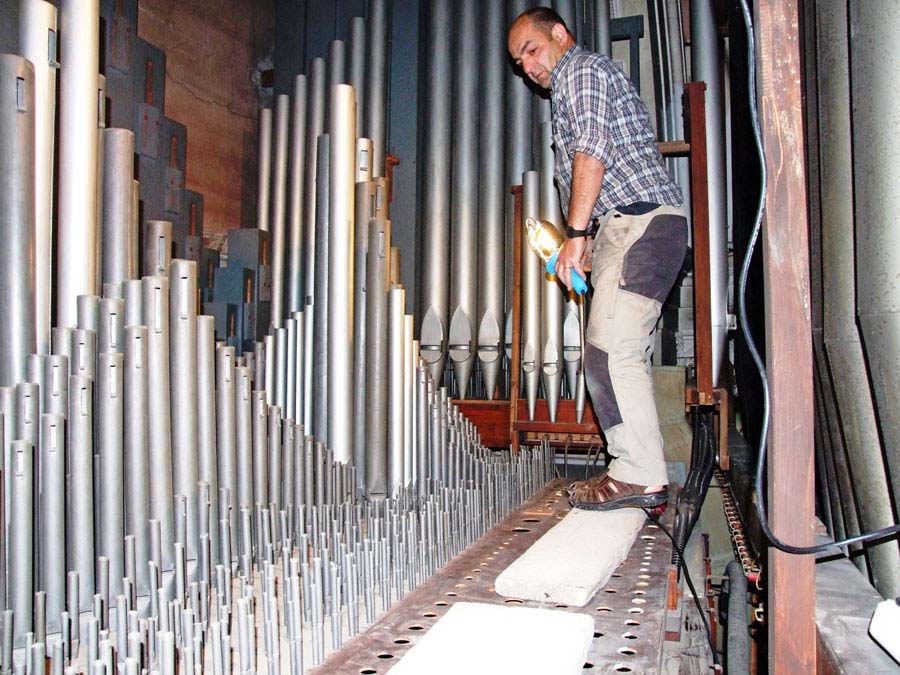 Rimozione delle canne di ripieno dal somiere maestro.