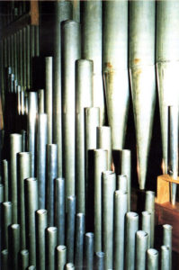 Particolare di alcune canne all’interno dell’organo. Detail of some of the pipes inside the organ.