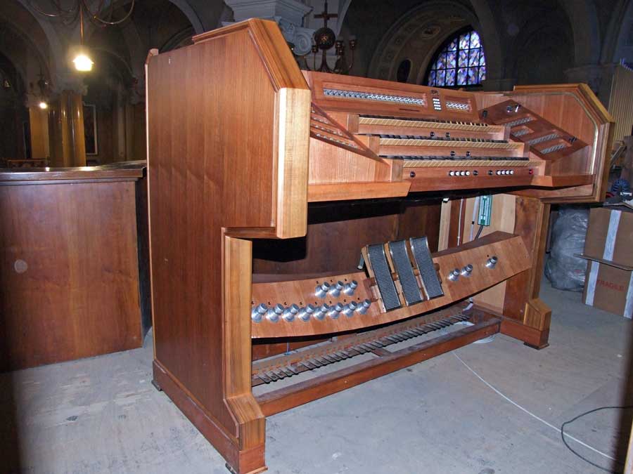 Consolle elettromeccanica del grande organo della Collegiata di Seregno.