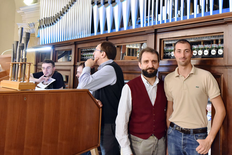Serafino Corno posa con Francesco Viganò, autore delle fotografie dell’organo restaurato e degli eventi per l’inaugurazione