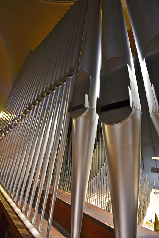 Interno del Grand’organo ripreso dall’esterno (sinistra) e dall’interno (destra) (foto Francesco Viganò)