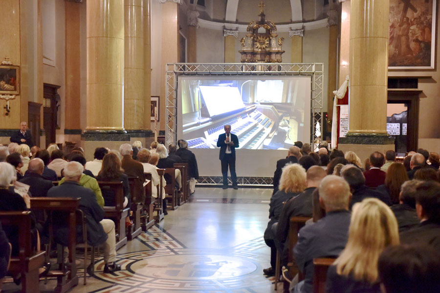 Luigi Losa, giornalista del Corriere della Sera, introduce la serata concertistica inaugurale (foto Francesco Viganò)