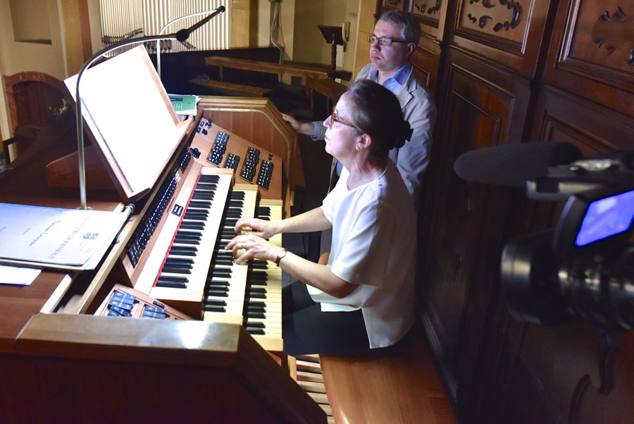 L’organista Sophie-Véronique Cauchefer-Choplin con Alessandro La Ciacera organista del Duomo di Milano (foto Francesco Viganò)