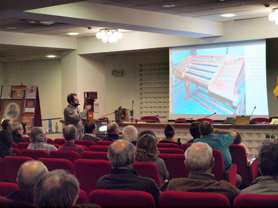 Conferenza di Serafino Corno sull’organo della Basilica di Seregno presso la Sala Civica Monsignor Gandini (foto Walter Ferrario)