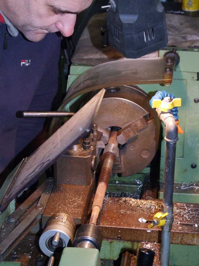 lavorazione al torno della madrevite centrale