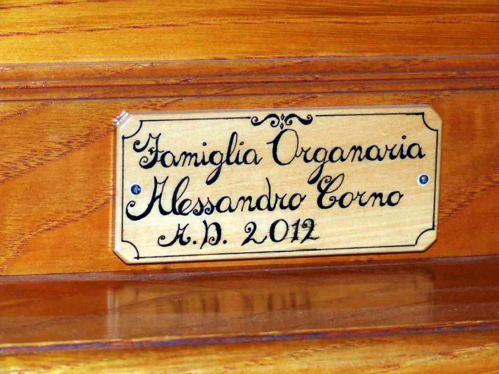 Targhetta identificativa del nuovo organo positivo costruito per l’organista Flavia Crotta