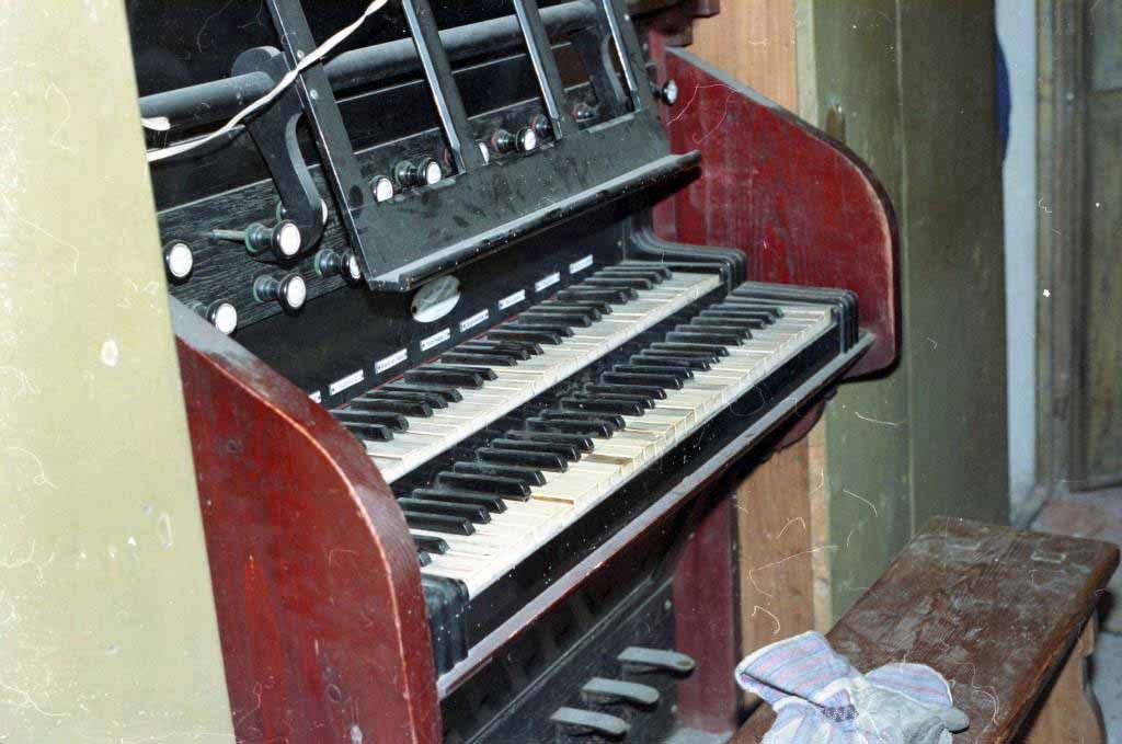 La consolle pneumatica dell’organo della Parrocchia di Olgiate Olona (Va) ripresa prima dei lavori di rifacimento-restauro