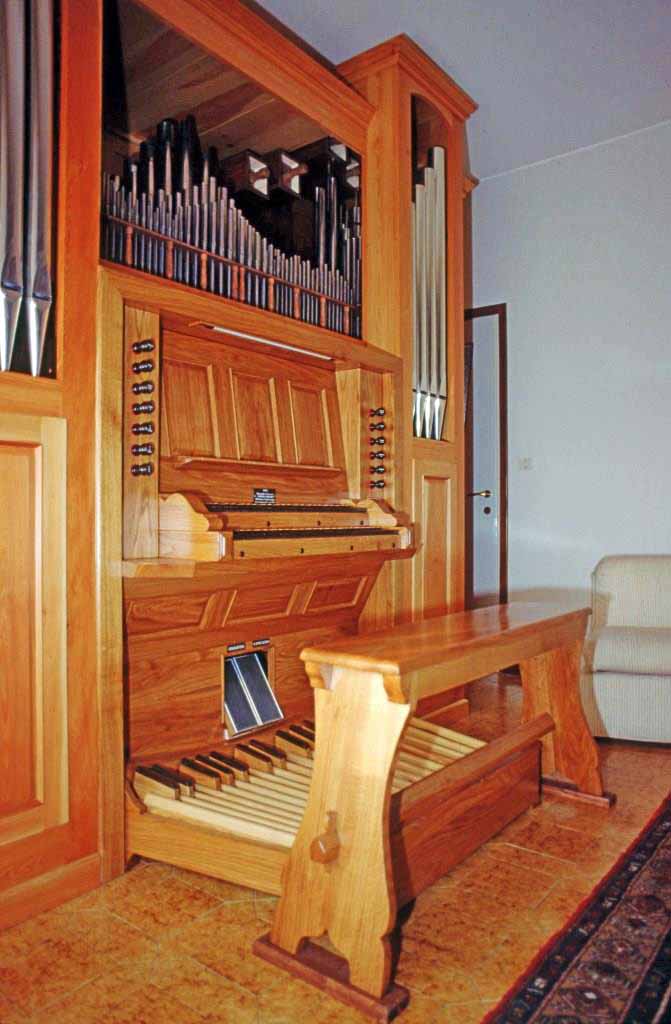 Nuovo organo costruito per il Maestro Sergio Paolini, consolle e la parte centrale.