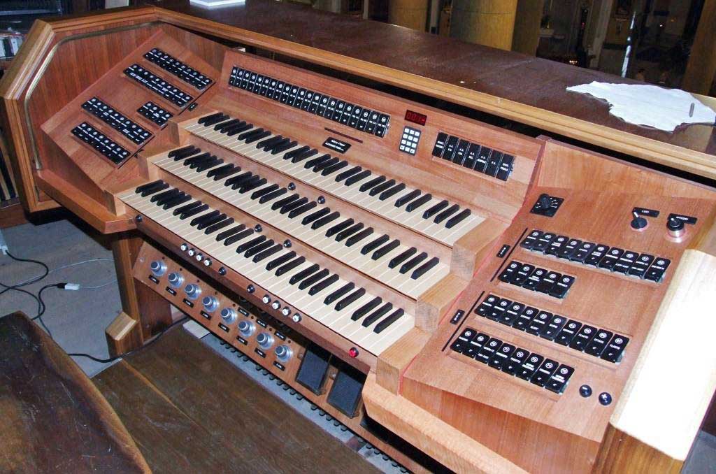 La modernissima consolle del Grande Organo della Basilica di Seregno durante la fase di collegamento elettrico.