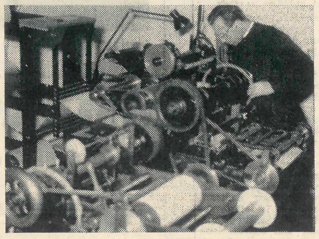 Don Pedelli ripreso nel 1963 mentre era al lavoro nella canonica-officina di Cantalupo Milanese.