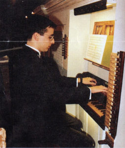 Il maestro Gomiero durante il concerto