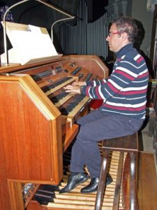 Il maestro Lorenzo Zandonella all'organo