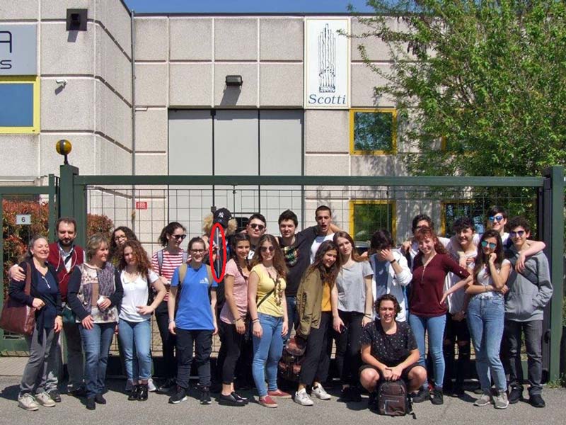 Figura 16 - Foto di gruppo davanti ai cancelli della ditta Scotti al termine della visita formativa. Luca Scotti ha donato la canna costruita a uno studente che entusiasta la esibisce in questa immagine. (Vedi ovale di colore rosso)