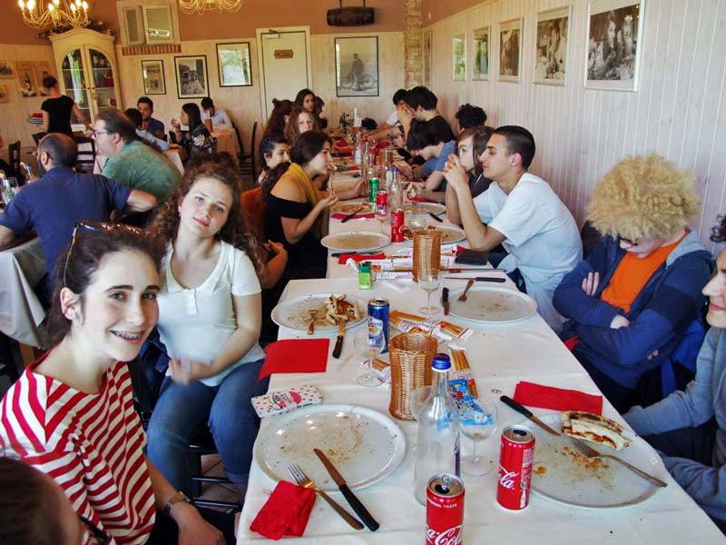 Figura 17 - Dopo una mattinata intensa gli studenti hanno potuto “ricaricare le batterie” presso un ristorante-pizzeria poco distante dal sito produttivo della ditta Scotti.