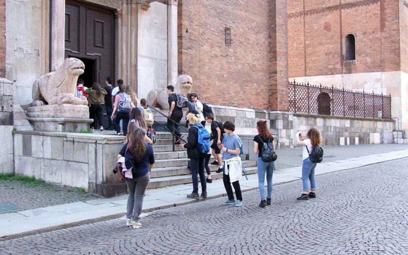 Figura 18 - Dopo la pausa “mangereccia” eravamo attesi presso il Duomo di Cremona nel quale, grazie all’interessamento dell’insegnante Flavia Crotta, tutti gli studenti hanno potuto visionare e suonare l’organo a canne presente nel luogo di culto. Nell’immagine: l’ingresso degli studenti da una porta laterale del Duomo.