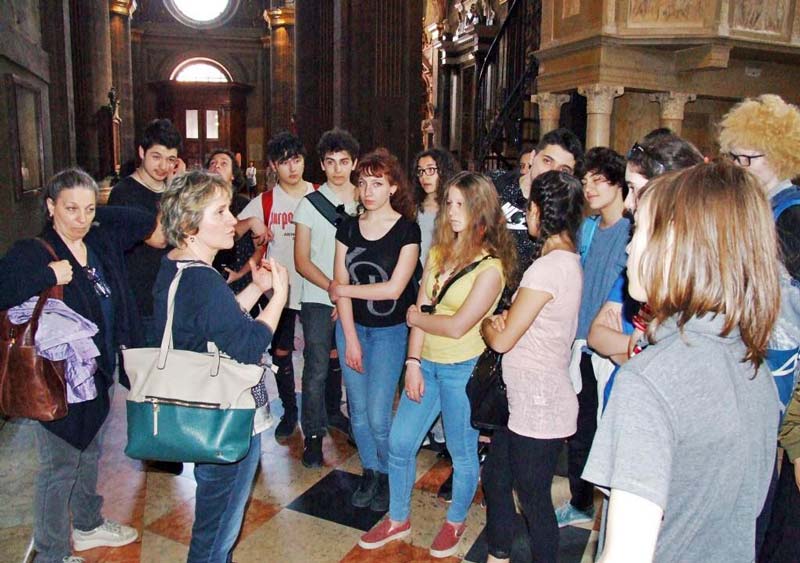 Figura 19 - All’interno del Duomo la Prof.ssa Flavia Crotta, che ricordo è organista diplomata, spiega agli studenti del “Grassi” come è costituito un organo a canne.